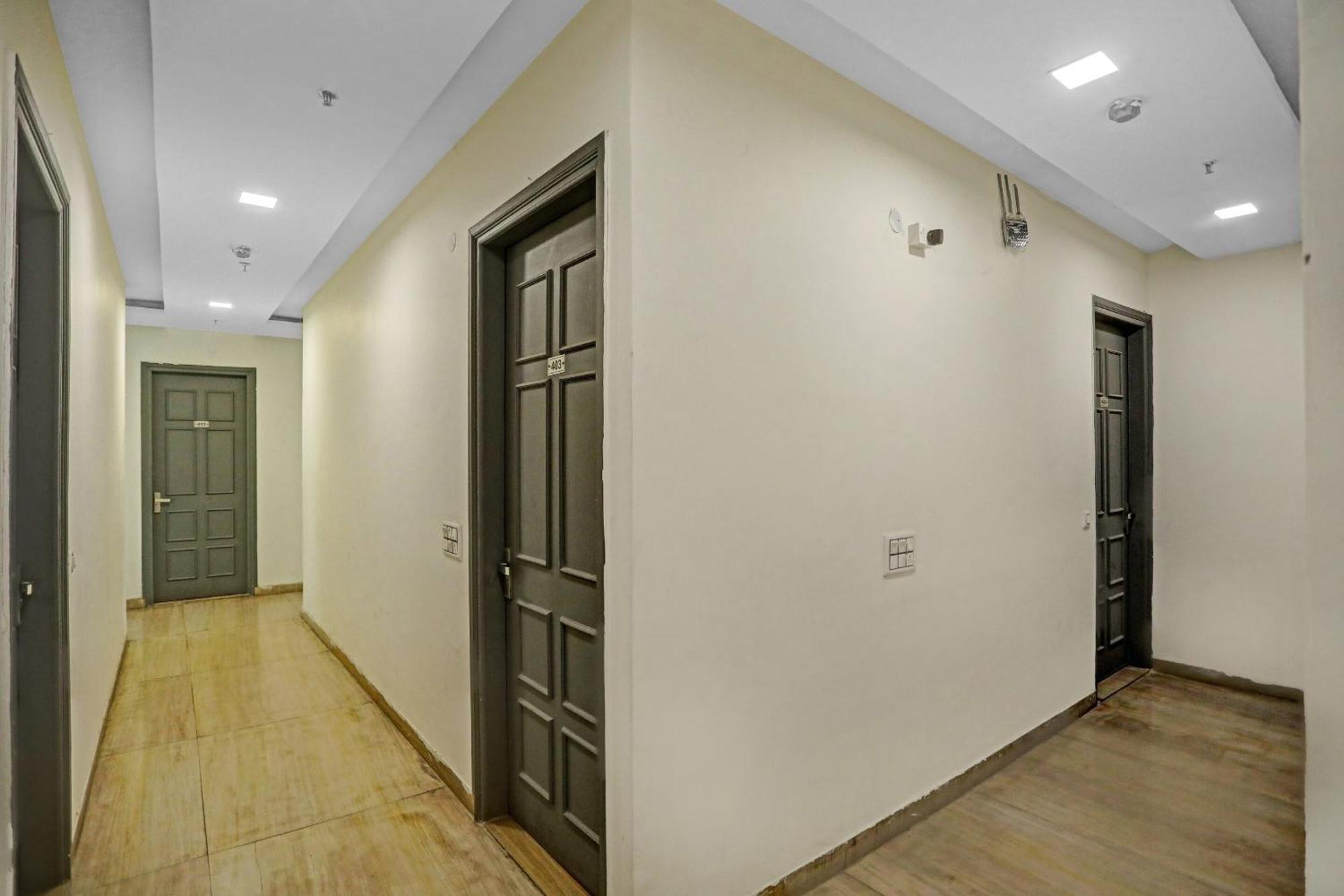 Hotel Super Townhouse Mannat Rohini 16 à Delhi  Extérieur photo
